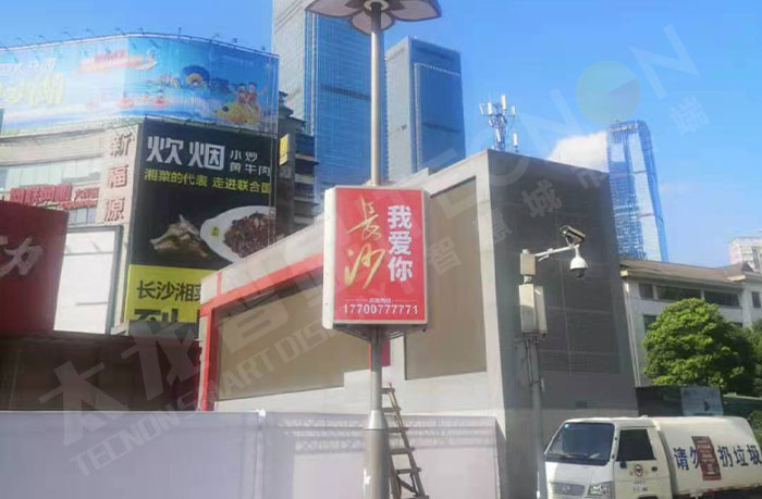 長(zhǎng)沙中心商業(yè)街的三面LED燈桿屏.jpg